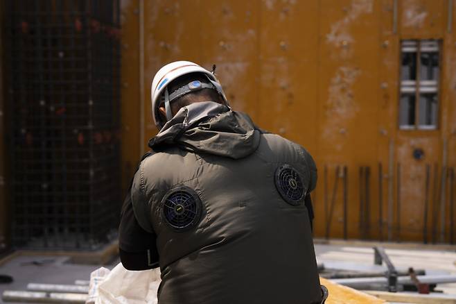 9일 일본 도쿄의 한 건설 현장에서 일하고 있는 노동자. 사진=AP 연합뉴스