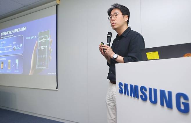 10일 서울 중구 삼성전자에서 열린 삼성전자 갤럭시 신제품 미디어 브리핑에서 관계자가 발표하고 있다. 연합뉴스 제공