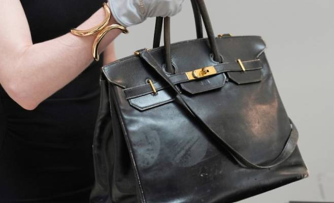 프랑스의 명품 브랜드 에르메스에서 제작한 최초의 버킨 백이 860만 유로(약 138억1600천만 원)에 팔렸다. AP 뉴시스