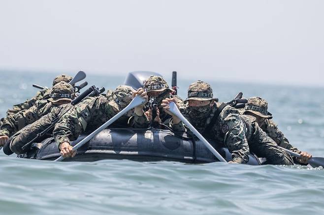 육군 특수전사령부 예하 귀성부대는 지난 7일부터 11일까지 충남 태안 안면도 일대에서 폭염을 극복하며 해상침투훈련을 실시했다.이번 훈련은 특전대원들의 해상침투능력을 강화하기 위해 계획되었으며, 실자산을 활용한 해상은밀침투 및 침투장비 운용능력 검증을 중점으로 강도 높게 진행되었다. 사진은 귀성부대 특전대원들이 해상은밀침투 절차를 훈련하고 있다. 육군 제공