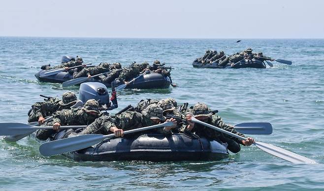 육군 특수전사령부 예하 귀성부대는 지난 7일부터 11일까지 충남 태안 안면도 일대에서 폭염을 극복하며 해상침투훈련을 실시했다.이번 훈련은 특전대원들의 해상침투능력을 강화하기 위해 계획되었으며, 실자산을 활용한 해상은밀침투 및 침투장비 운용능력 검증을 중점으로 강도 높게 진행되었다. 사진은 귀성부대 특전대원들이 고무보트를 활용한 해상은밀침투 훈련을 하고 있다. 육군 제공