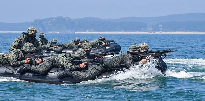 육군 특수전사령부 예하 귀성부대는 지난 7일부터 11일까지 충남 태안 안면도 일대에서 폭염을 극복하며 해상침투훈련을 실시했다.이번 훈련은 특전대원들의 해상침투능력을 강화하기 위해 계획되었으며, 실자산을 활용한 해상은밀침투 및 침투장비 운용능력 검증을 중점으로 강도 높게 진행되었다. 사진은 귀성부대 특전대원들이 고무보트를 활용한 해상고속침투 훈련을 하고 있다. 육군 제공