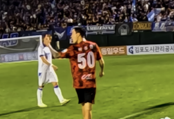 김포FC 박동진이 인천유나이티드 아벨 모우렐로 코치에게 손가락 욕을 하는 장면. 인천유나이티드 유튜브 캡처