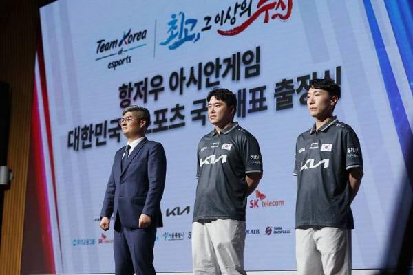 아시안게임 출정식에 섰던 강성훈 국가대표 감독(좌측에서 첫 번째)