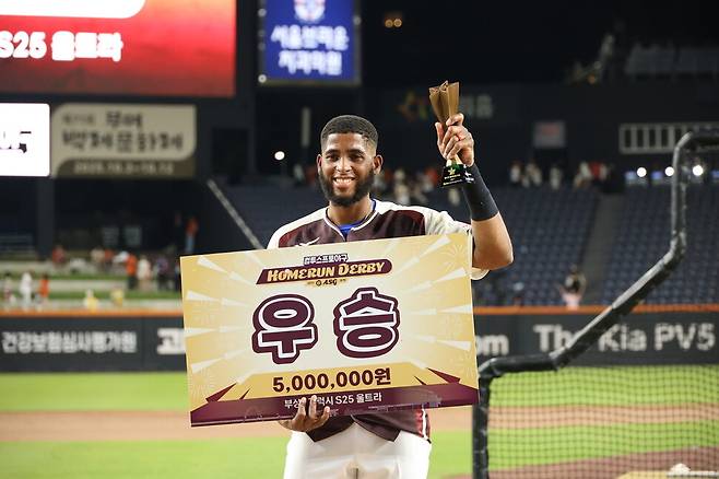 삼성 라이온즈 르윈 디아즈가 11일 대전 한화생명 볼파크에서 열린 2025 KBO 올스타 프라이데이 컴투스프로야구 홈런 더비에서 우승을 차지한 뒤 포즈를 취하고 있다. 연합뉴스