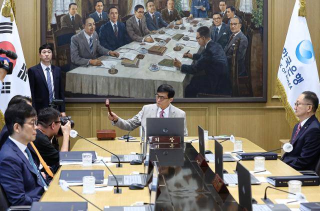 이창용 한국은행 총재가 10일 서울 중구 한국은행 본관에서 열린 금융통화위원회에서 의사봉을 두드리며 개회 선언을 하고 있다. 공동취재단