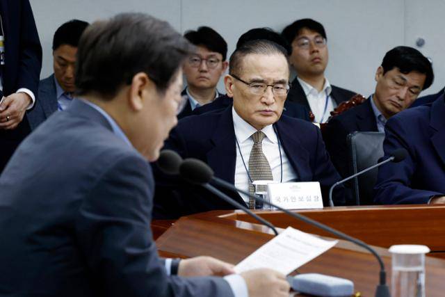 위성락 국가안보실장이 10일 서울 용산 대통령실 청사에서 열린 3차 수석·보좌관 회의에 참석해 이재명 대통령의 발언을 듣고 있다. 대통령실 제공