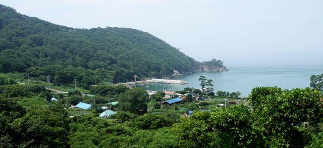 부산 가덕도 외양포와 마을 전경. 안창모 제공