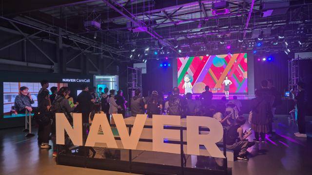 10일 일본 오사카 유메시마에서 열리는 오사카·간사이 엑스포 내 네이버 전시관 무대에서 네이버 케어콜을 소개하는 퍼포먼스가 진행되고 있다. 오사카=인현우 기자