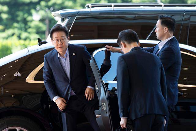 이재명 대통령이 11일 서울 용산 대통령실 청사로 출근하고 있다. 뉴시스