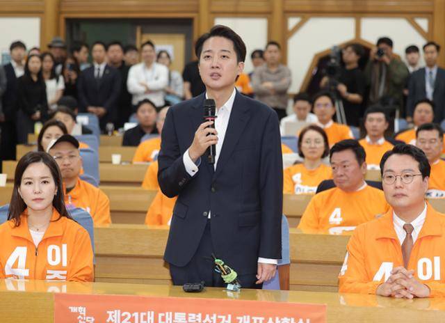 대선이 치러진 지난 6월 3일 방송3사 출구조사가 발표된 뒤 이준석 개혁신당 후보가 서울 여의도 국회 의원회관에서 소감을 얘기하고있다. 연합뉴스.