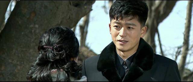 '백학벌의 새봄' 중 연인 사이인 경미와 영덕이 대화하고 있다. 조선중앙TV 캡처