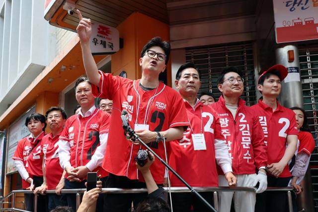 한동훈(가운데) 전 국민의힘 대표가 제21대 대통령 선거 사전투표날인 5월 29일 광주 동구 충장로에서 유세를 하고 있다. 광주=뉴스1