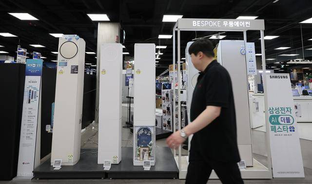 서울 시내 한 대형마트에 에어컨이 진열돼 있다. 뉴스1