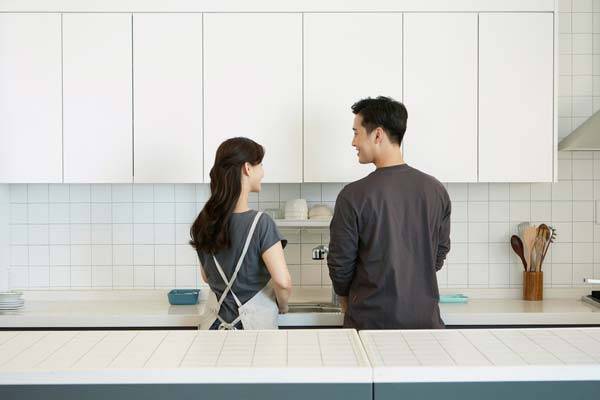 부부나 연인끼리 설거지, 빨래 개기 등 집안일을 함께하면 행복해진다는 분석이 나왔다./사진=클립아트코리아