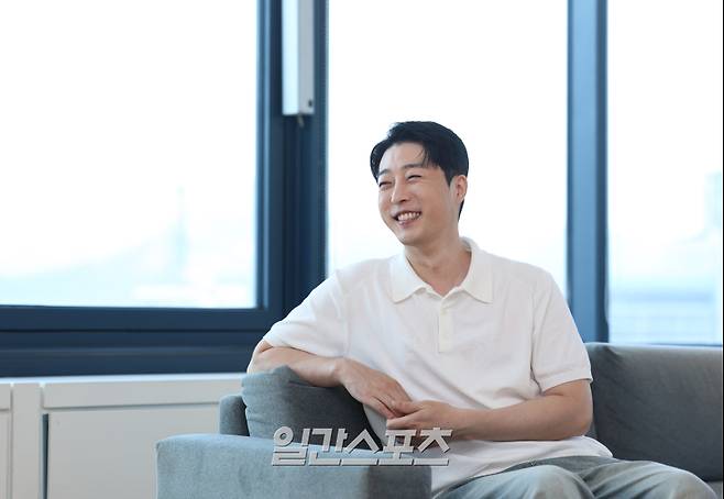 트롯가수 나현민이 8일 오후 서울 중구 순화동 KG타워에서 진행된 일간스포츠와의 인터뷰에 앞서 포즈를 취하고 있다.서병수 기자 qudtn@edaily.co.kr /2025.07.08/