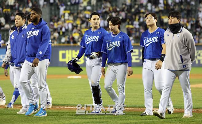 16일 오후 잠실야구장에서 열린 2025 프로야구 삼성과 LG 경기. 삼성이 12-2 패배했다. 경기종료후 선수들이 그라운드를 빠져 나오고 있다. 잠실=정시종 기자 capa@edaily.co.kr /2025.04.16.
