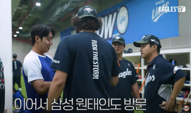 지난 6월 24일 대구 삼성-한화전에서 만난 원태인(왼쪽)과 폰세(가운데). 이글스TV 캡처