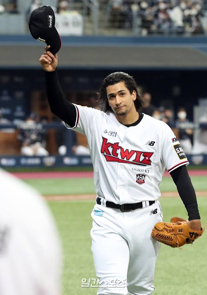"2021프로야구 KBO포스트시즌 kt위즈와 두산베어스의 한국시리즈 1차전이 14일 오후 서울 고척스카이돔에서 열렸다. 8회초 2사 1루 쿠에바스가 교체되며 박수를 보내는 팬들에게 모자를 벗어 인사하고 있다. 고척=김민규 기자