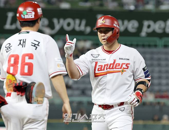 8일 오후 인천 SSG 랜더스필드에서 열린 2025 프로야구 KT 와 SSG경기. SSG 최정이 6회 선두타자로 나와 중견수 왼쪽 안타를 날리고 기뻐하고있다. 인천=정시종 기자 capa@edaily.co.kr /2025.07.08.