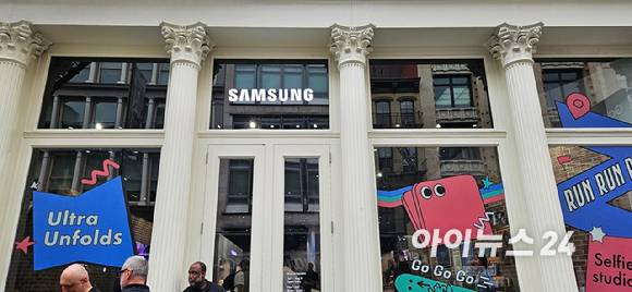 10일(현지시간) 미국 뉴욕 브로드웨이 500번지에 문을 연 '갤럭시 익스피리언스 스페이스' 입구. [사진=박지은 기자]