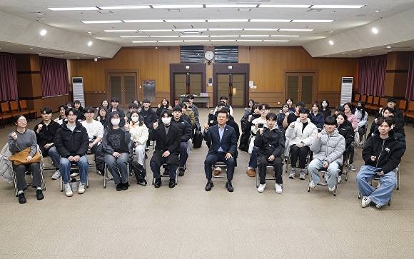 이학수 정읍시장이 청년들과 화이팅을 외치고 있다. [사진=정읍시 ]