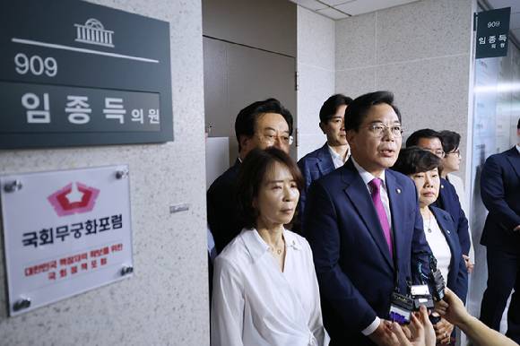국민의힘 송언석 비대위원장 겸 원내대표가 11일 서울 여의도 국회 의원회관에서 해병 특검팀의 압수수색이 진행 중인 임종득 의원실을 찾아 입장을 밝히고 있다.  [사진=연합뉴스]