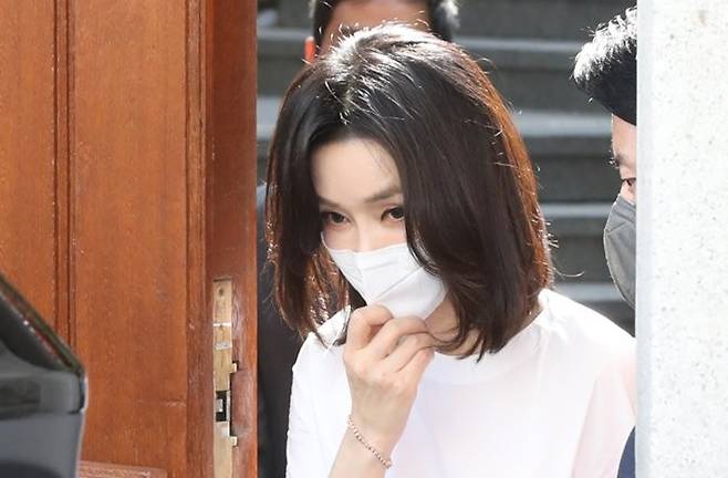 윤석열 전 대통령 부인 김건희 여사가 2022년 6월 16일 오후 고 전두환 전 대통령 부인 이순자 씨를 예방한 뒤 서울 서대문구 연희동 자택을 나서고 있다. 2022.6.16 [사진=연합뉴스]