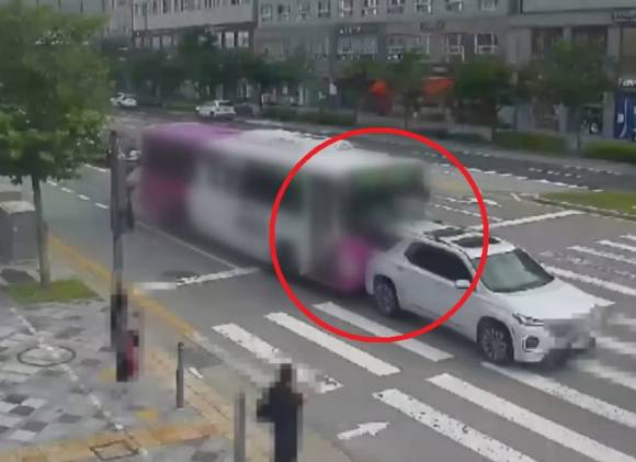 지난달 16일 세종시 나성동의 한 도로에서 시내버스가 앞차를 들이받고도 횡단보도를 지나 150m가량 주행했다 [사진=세종시청/연합뉴스]