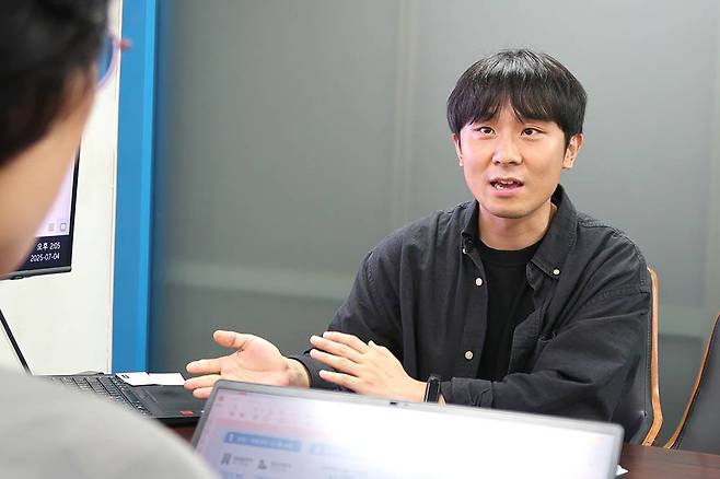 프론트웍스와 필름어스에 대해 설명하는 김용민 대표 / 출처=IT동아