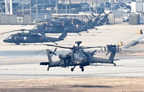 한·미 연합훈련인 ‘자유의 방패’(FS·프리덤실드) 연습이 실시된 지난 3월 10일 경기도 평택시 캠프 험프리스에서 아파치 헬기가 이륙하고 있다. 한·미는 도널드 트럼프 2기 행정부 출범 이후 첫 대규모 연합훈련에서 러시아에 파병된 북한군의 전술 변화를 시나리오에 반영했다. [뉴시스]