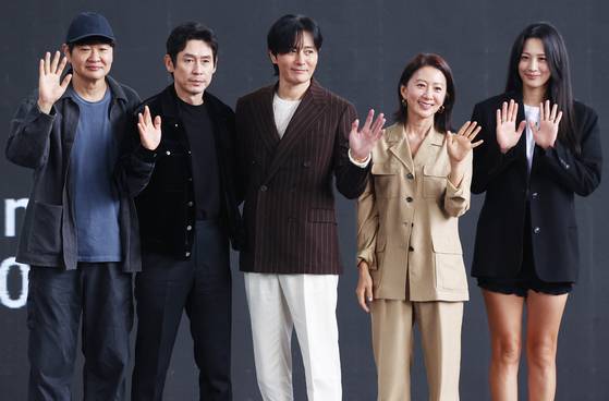 지난해 부산 국제영화제에 참석한 '보통의 가족' 감독 및 배우들이 포즈를 취하고 있다. 왼쪽부터 허진호 감독, 설경구, 장동건, 김희애, 수현. 사진 연합뉴스