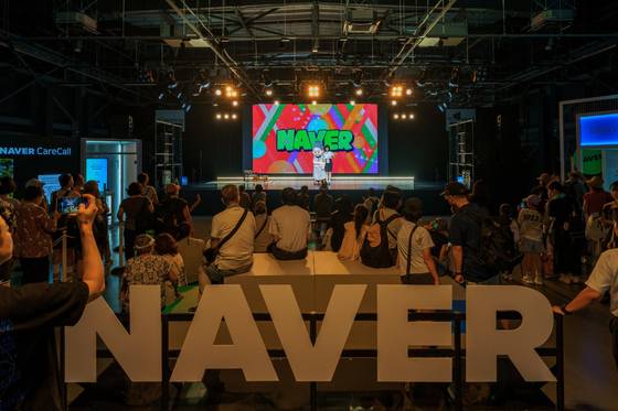 관람객들이 10일 일본 오사카에서 열리고 있는 2025 오사카·간사이 엑스포(EXPO) ‘페스티벌 스테이션’ 내 마련된 네이버 전시관에서 진행되는 퍼포먼스를 보고 있다. 사진 네이버클라우드