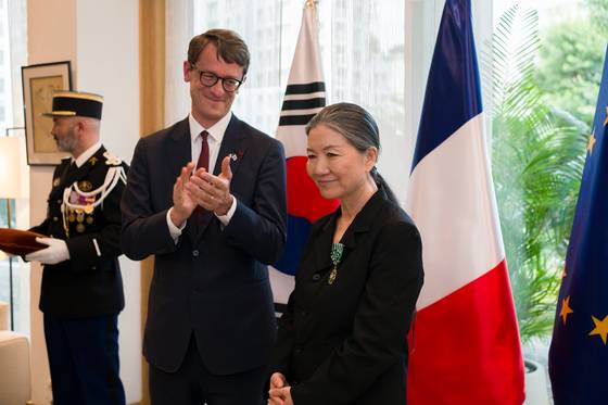 필립 드 페르투 주한 프랑스 대사와 김수자 작가. 김진솔 촬영. 사진 스튜디오 김수자