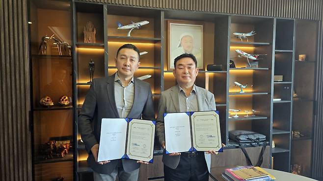 27일 울란바토르에서 왼쪽부터 원몽골리아 암밧 대표, 강원랜드 최철규 대표이사 직무대행