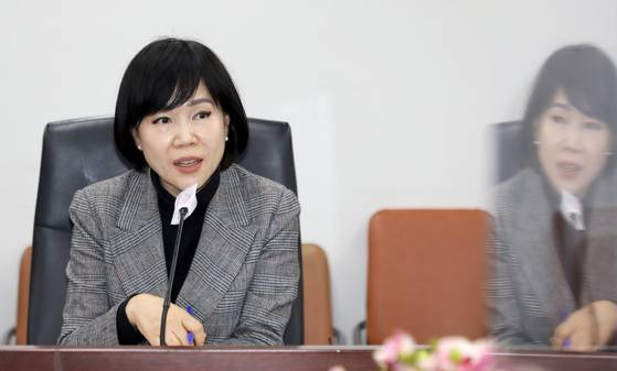 2023년 1월 4일 전현희 당시 국민권익위원장이 정부세종청사 국민권익위에서 내부 전 직원 회의인 '열린혁신전략회의'를 통해 비대면으로 신년사를 전하고 있다. 국민권익위원회