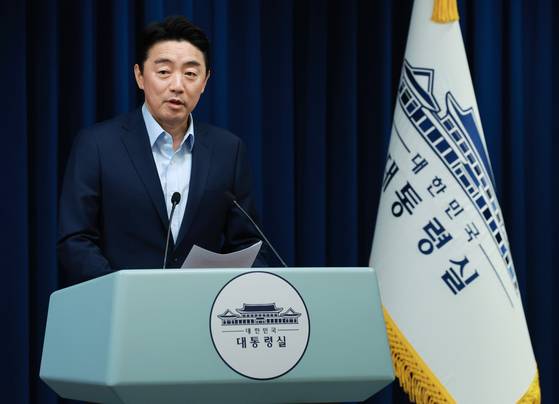 강훈식 대통령비서실장이 11일 서울 용산 대통령실 청사에서 이재명 대통령의 문화체육관광부 및 국토교통부 장관 인선을 발표하고 있다. 연합뉴스