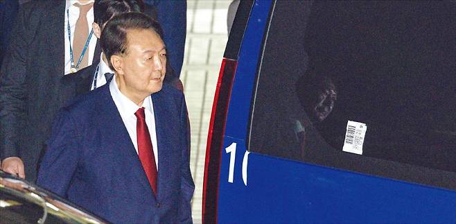 < 구치소 호송 차량 탑승하는 尹 > 윤석열 전 대통령이 지난 9일 서울 서초동 서울중앙지방법원에서 열린 구속 전 피의자 심문(영장실질심사)을 마친 뒤 서울구치소로 향하는 법무부 교정본부 호송 차량에 탑승하고 있다.  /사진공동취재단