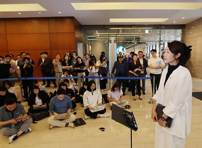 강선우 여성가족부 장관 후보자가 지난달 26일 인사청문회 준비 사무실이 마련된 서울 종로구 이마빌딩에서 취재진 질문에 답변한 뒤 인사하고 있다. /이솔 기자