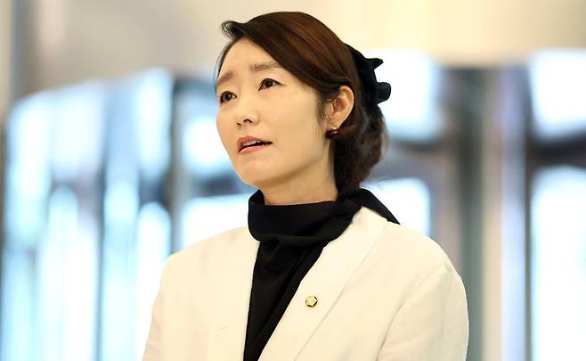 강선우 여성가족부 장관 후보자가 6월 26일 인사청문회 준비 사무실이 마련된 서울 이마빌딩으로 들어서며 소감을 밝히고 있다. 사진=연합뉴스