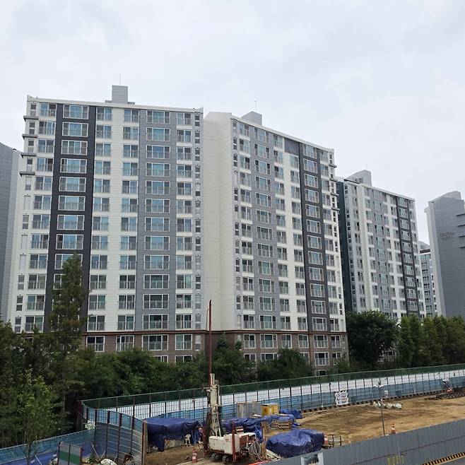 사고 한달 뒤인 6일 찾은 사고 현장. 최상층에 씌워진 방수포를 제외하고는 외관상 복원이 완료된 모습이다./사진=김유진