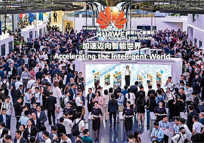 지난달 중국 상하이에서 열린 ‘2025 모바일월드콩그레스(MWC) 상하이’에서 수많은 인파가 화웨이 부스에 모여 있다.  AFP연합뉴스