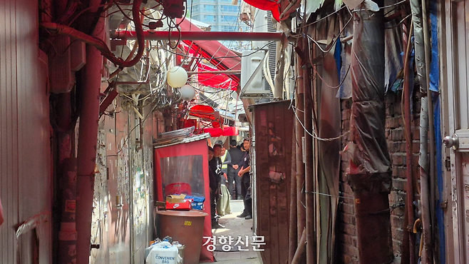 지난 9일 서울 성북구 하월곡동 ‘미아리텍사스촌’ 업소 강제퇴거를 지원하러 나온 용역업체 직원들이 기자를 쳐다보고 있다. 류인하 기자