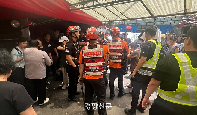 서울 북부지법 집행관을 비롯한 소방관, 경찰 등 관계자들이 9일 서울 성북구 하월곡동 ‘미아리텍사스촌’ 내 성매매 업소 한 곳에 대한 철거작업을 진행 중이다. 류인하 기자