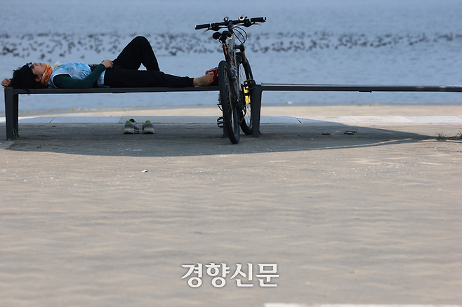 금요일은 11일도 무더위가 예상된다. 전국에 폭염경보가 발효된 지난 8일 서울 서초구 반포한강공원에서 한 시민이 그늘에 쉬는 모습이다. 정효진 기자