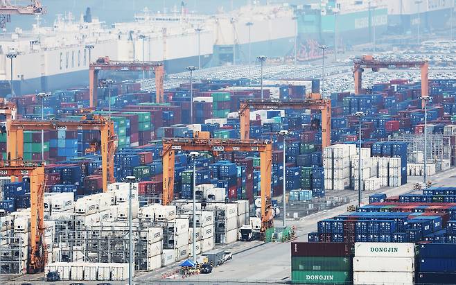 지난 8일 경기도 평택항에 컨테이너가 쌓여 있는 모습. 연합뉴스