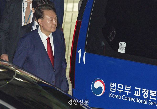 윤석열 전 대통령이 9일 서울 서초구 서울중앙지방법원에서 열린 2차 구속 전 피의자 심문(영장실질심사)을 마친 뒤 서울구치소로 향하고 있다. 문재원 기자