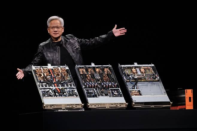 젠슨 황 엔비디아 최고경영자(CEO)가 지난 5월 19일 대만 타이베이에서 열린 컴퓨텍스 2025 기조연설에서 ‘그레이스 블랙웰 NVL72 GPU’를 선보이고 있다. EPA연합뉴스