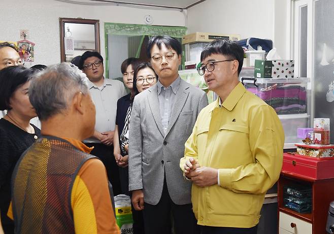 임기근 기획재정부 2차관이 11일 서울 용산구 폭염 취약계층 관련 쪽방촌 가구를 방문해 현장 애로사항을 청취하고 있다. 기획재정부 제공