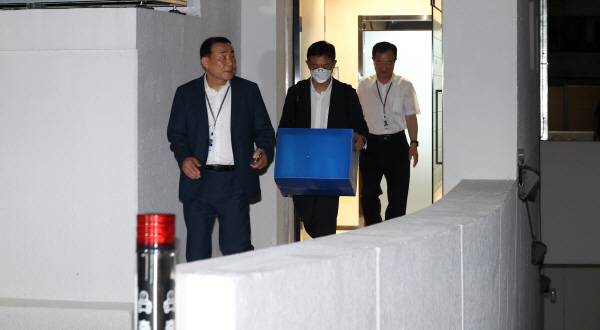 윤석열 전 대통령 배우자 김건희 여사를 둘러싼 각종 의혹을 수사하는 민중기 특별검사팀이 3일 서울 종로구 삼부토건이 입주한 빌딩에서 압수수색을 마친 뒤 압수품을 들고 이동하고 있다. 연합뉴스